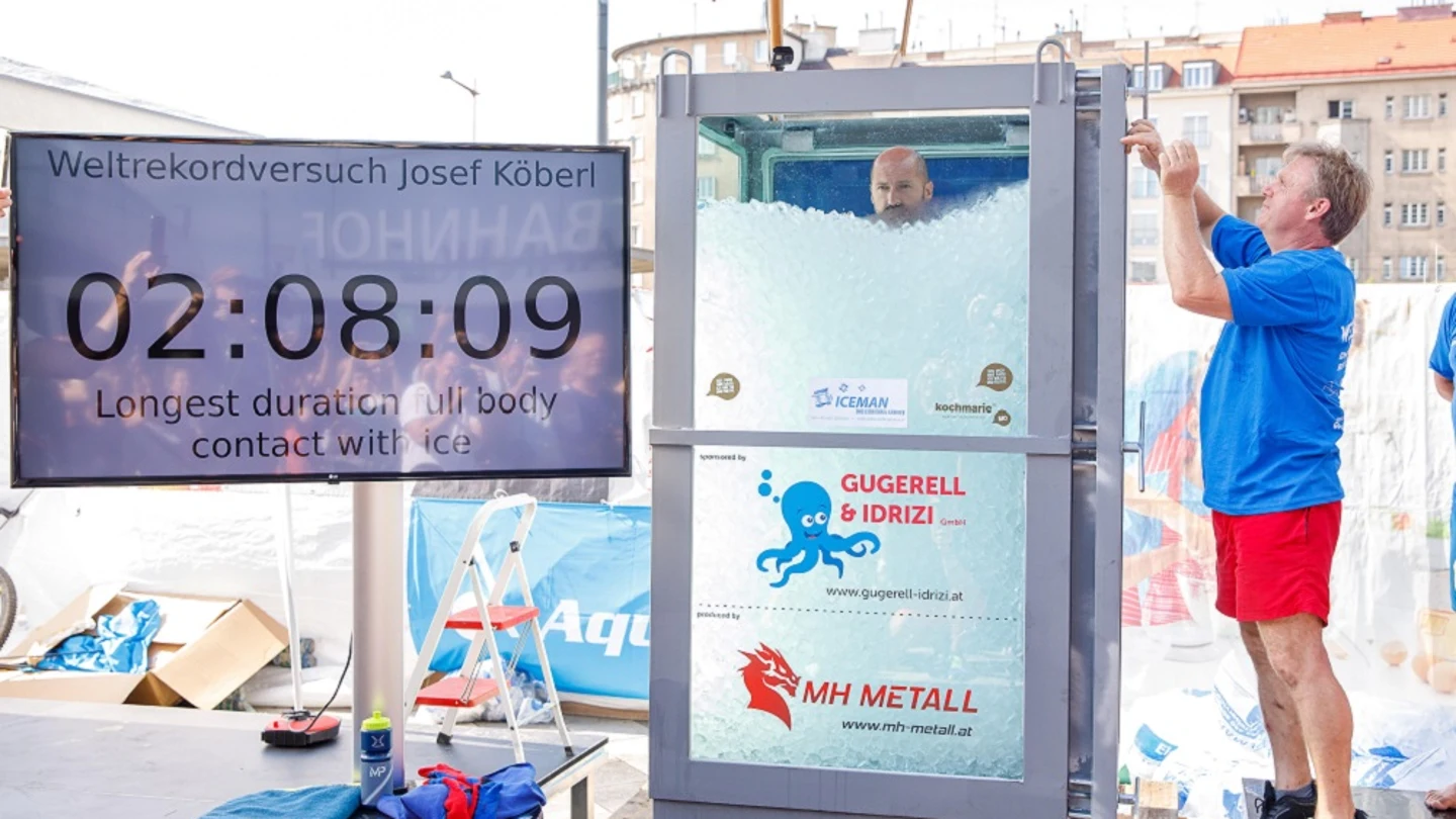 El austríaco Josef Köberl bate el récord mundial permaneciendo de pie más de dos horas dentro de una cabina llena de hielo El austríaco Josef Köberl bate el récord mundial permaneciendo de pie más de dos horas dentro de una cabina llena de hielo.