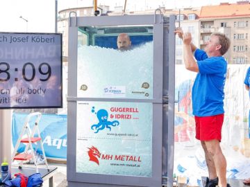El austríaco Josef Köberl bate el récord mundial permaneciendo de pie más de dos horas dentro de una cabina llena de hielo El austríaco Josef Köberl bate el récord mundial permaneciendo de pie más de dos horas dentro de una cabina llena de hielo
