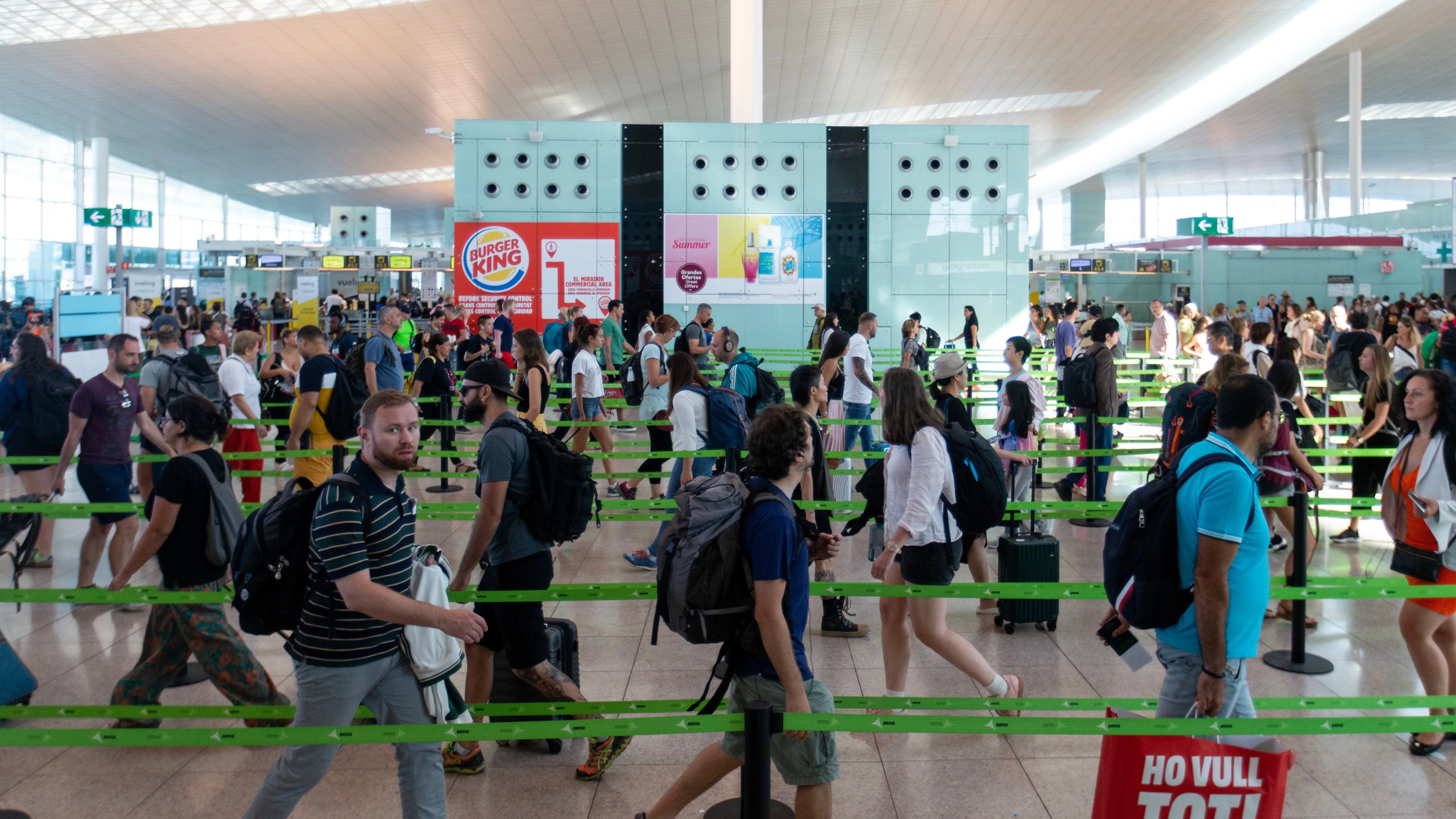 Pasajeros cruzando el control de SEguridad del Aeropuerto de El Prat