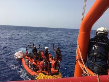 Rescate en aguas internacionales, frente a las costas de Libia, de 85 personas Rescate en aguas internacionales, frente a las costas de Libia, de 85 personas