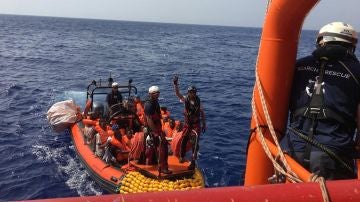 Rescate en aguas internacionales, frente a las costas de Libia, de 85 personas