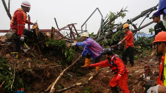Tareas de búsqueda y rescate tras el corrimiento de tierra en Birmania Tareas de búsqueda y rescate tras el corrimiento de tierra en Birmania