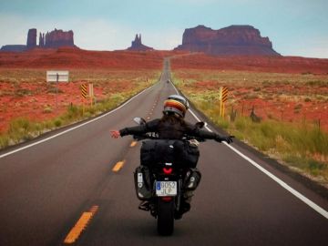 Alicia Sornosa, la primera mujer de habla hispana en dar la vuelta a la Tierra en su moto Alicia Sornosa, la primera mujer de habla hispana en dar la vuelta a la Tierra en su moto