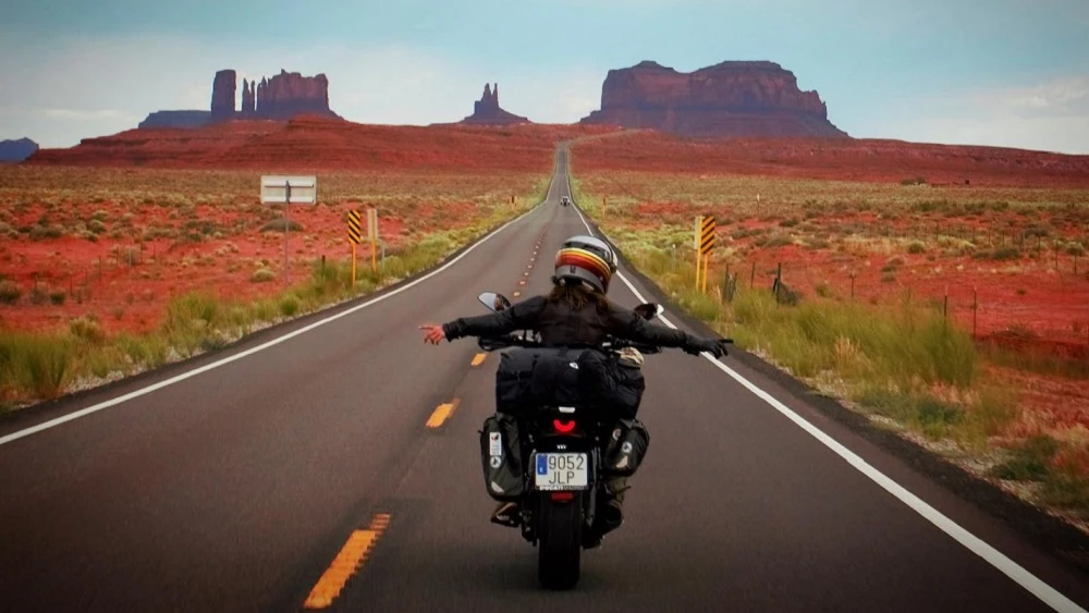 Alicia Sornosa, la primera mujer de habla hispana en dar la vuelta a la Tierra en su moto.