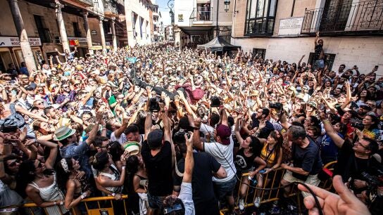 Actuaci&oacute;n del grupo Viva Suecia en la Plaza del Trigo de Aranda de Duero