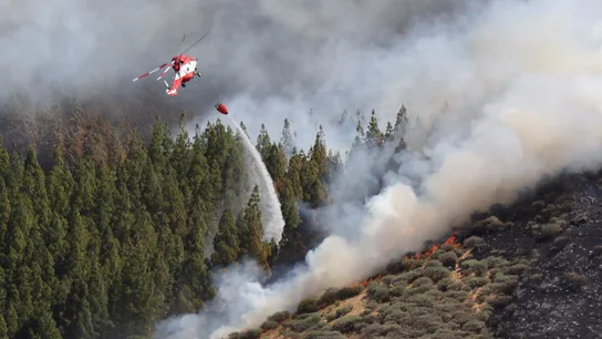Un helicóptero en el incendio declarado en la zona de Artenara Un helicóptero en el incendio declarado en la zona de Artenara