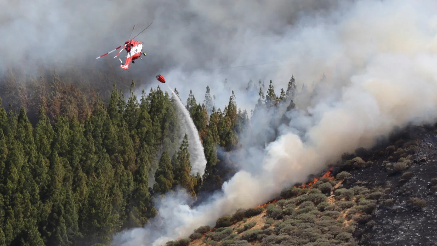Un helicóptero en el incendio declarado en la zona de Artenara Un helicóptero en el incendio declarado en la zona de Artenara