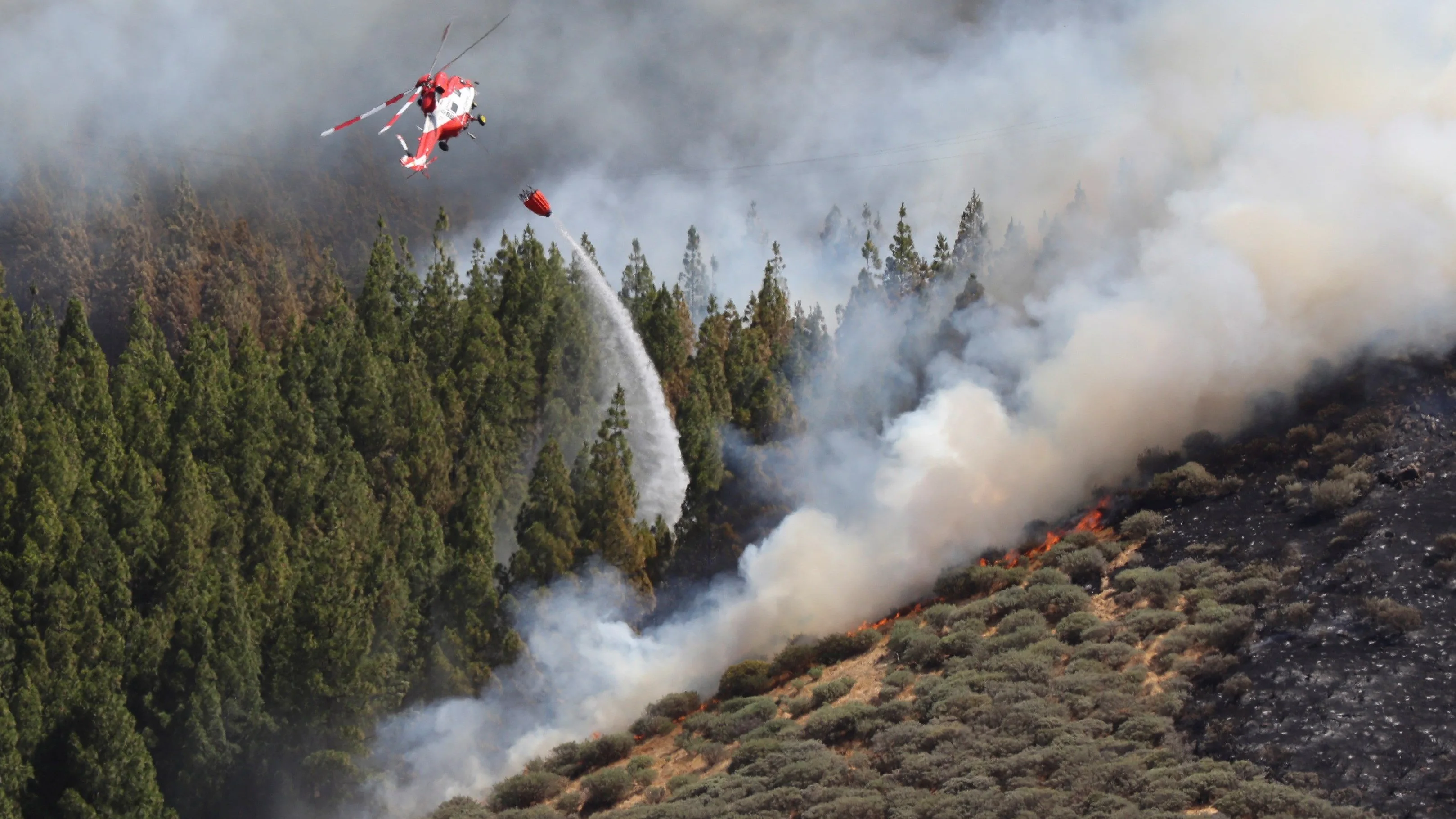 Un helicóptero en el incendio declarado en la zona de Artenara