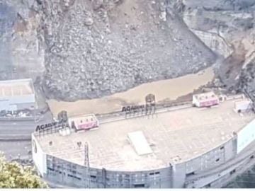 Despredimiento de rocas que ha obligado a cortar la carretera en Andorra Despredimiento de rocas que ha obligado a cortar la carretera en Andorra