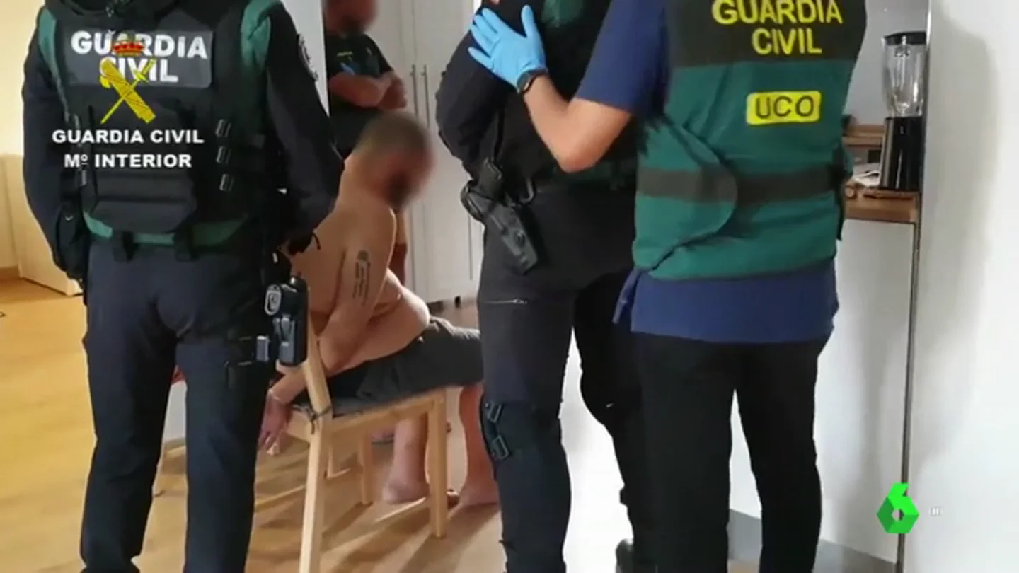 Uno de los secuestradores detenidos durante la intervención de la Guardia Civil Uno de los secuestradores detenidos durante la intervención de la Guardia Civil.