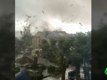 Imágenes del tornado en Luxemburgo arrancando el techo de una casa Imágenes del tornado en Luxemburgo arrancando el techo de una casa