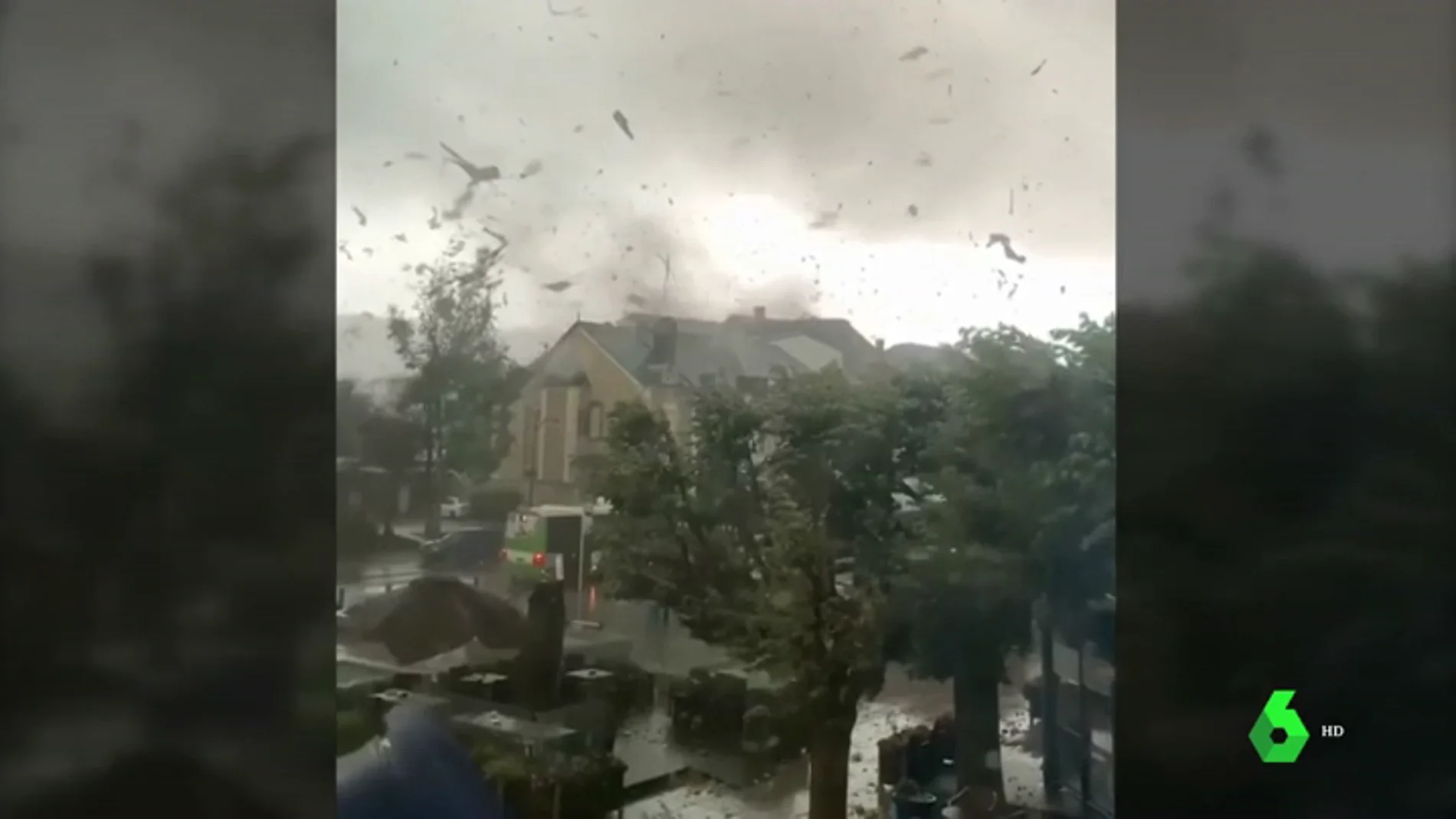 Imágenes del tornado en Luxemburgo arrancando el techo de una casa