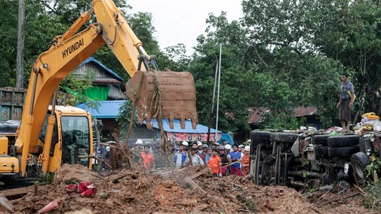 Un desplazamiento de la tierra deja al menos 30 muertos en la ciudad de Paung en Birmania Un desplazamiento de la tierra deja al menos 30 muertos en la ciudad de Paung en Birmania.