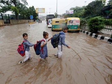Varios niños van a la escuela tras las inundaciones en Nueva Delhi Varios niños van a la escuela tras las inundaciones en Nueva Delhi