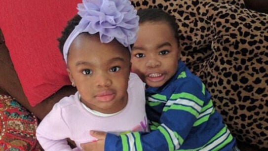 Olivia y Micha Gee, de dos y tres años