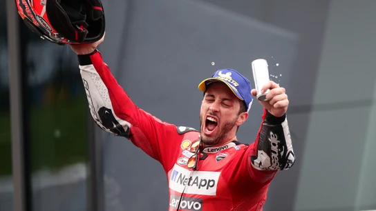Dovizioso celebra su victoria en el GP de Austria Dovizioso celebra su victoria en el GP de Austria