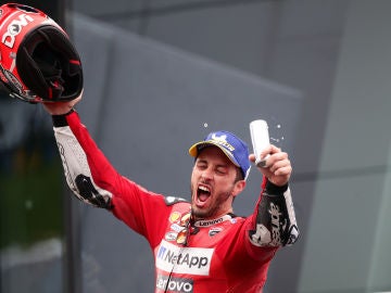 Dovizioso celebra su victoria en el GP de Austria Dovizioso celebra su victoria en el GP de Austria