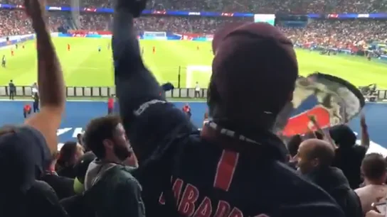Aficionados del PSG cargan contra Neymar Aficionados del PSG cargan contra Neymar