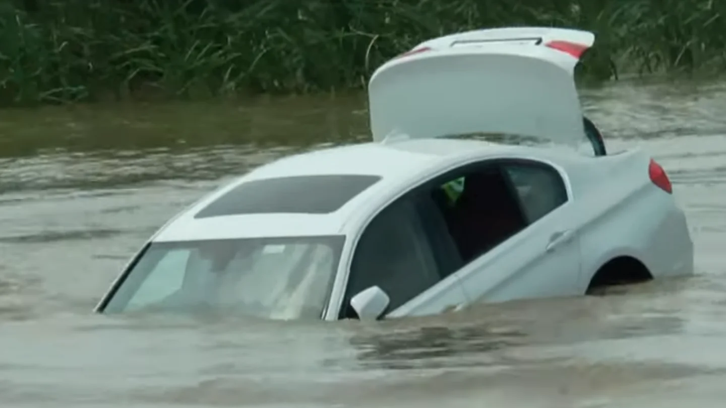 El BMW que el joven arrojó al río, prácticamente hundido El BMW que el joven arrojó al río, prácticamente hundido