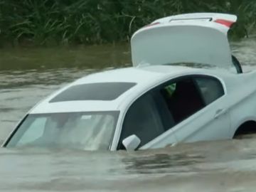 El BMW que el joven arrojó al río, prácticamente hundido El BMW que el joven arrojó al río, prácticamente hundido