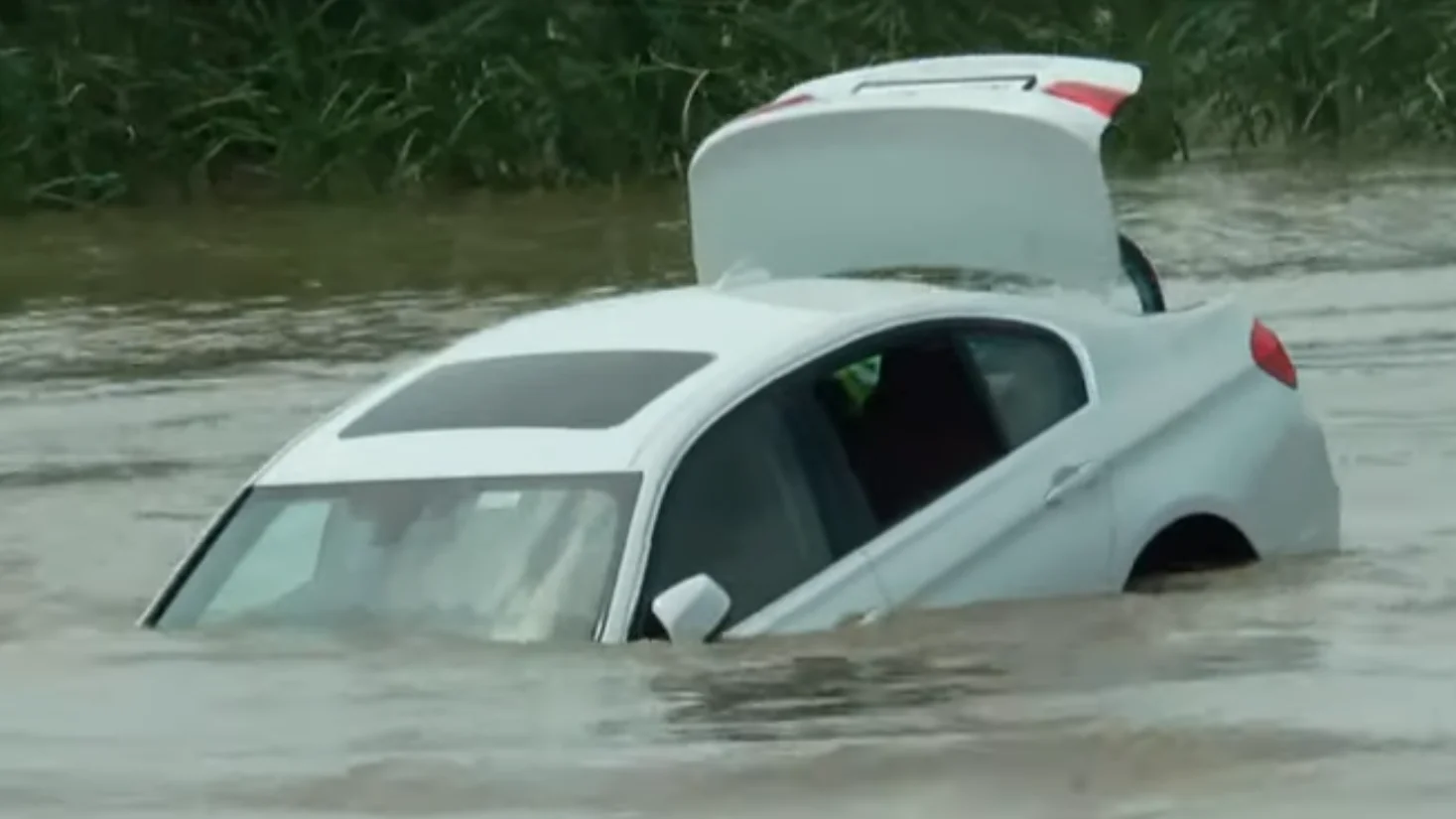 El BMW que el joven arrojó al río, prácticamente hundido