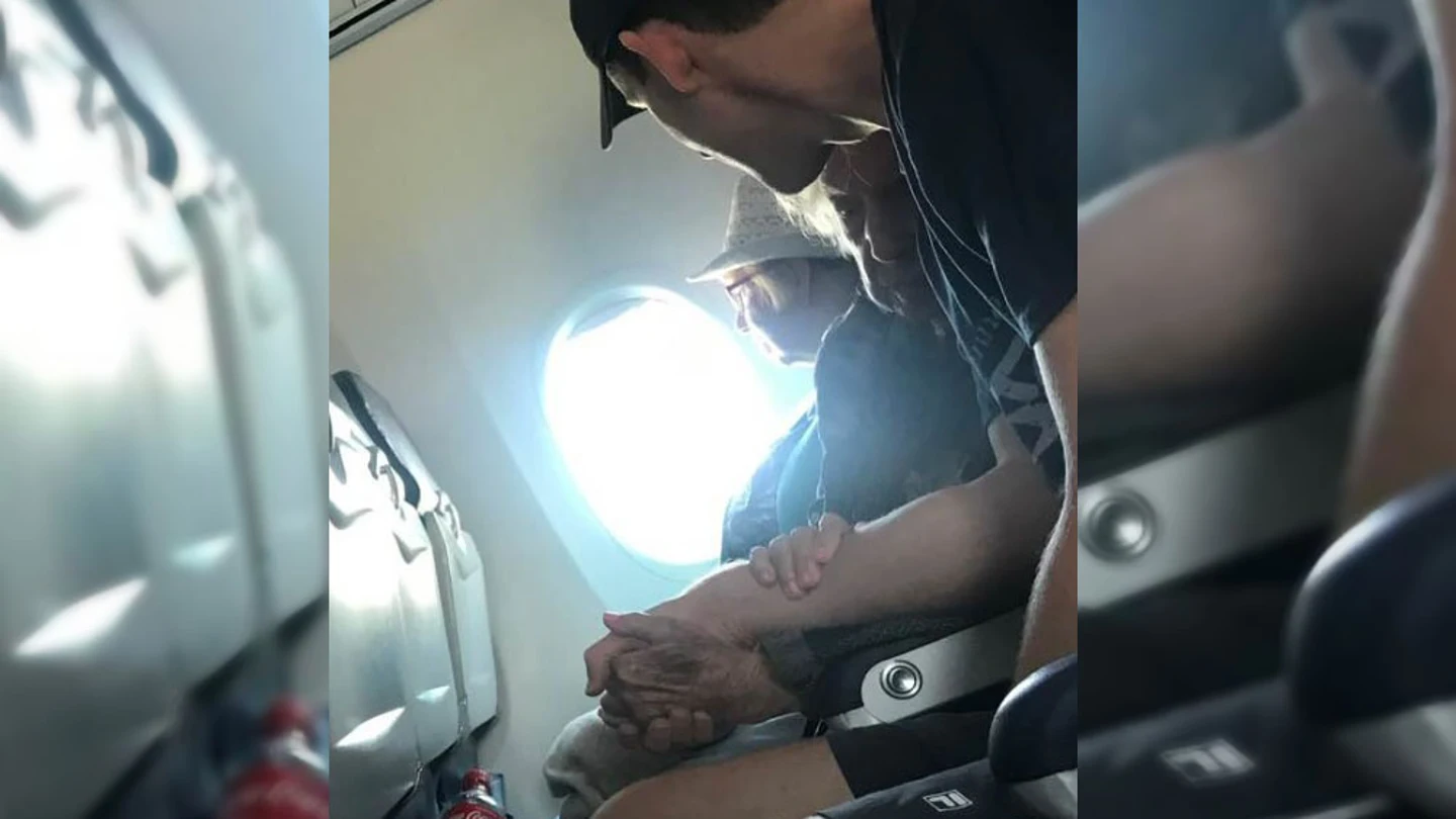 La enternecedora imagen de un joven que tranquiliza a una mujer de 96 años durante las turbulencias de un vuelo La enternecedora imagen de un joven que tranquiliza a una mujer de 96 años durante las turbulencias de un vuelo.