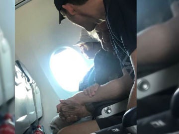 La enternecedora imagen de un joven que tranquiliza a una mujer de 96 años durante las turbulencias de un vuelo La enternecedora imagen de un joven que tranquiliza a una mujer de 96 años durante las turbulencias de un vuelo