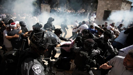 Enfrentamientos de palestinos con la policía en Jerusalem Enfrentamientos de palestinos con la policía en Jerusalem.