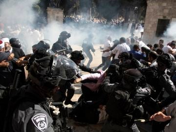 Enfrentamientos de palestinos con la policía en Jerusalem Enfrentamientos de palestinos con la policía en Jerusalem