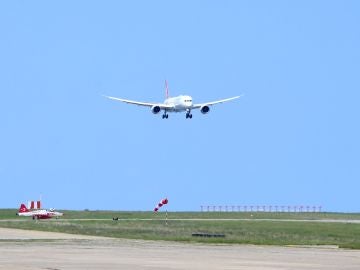 Un Boeing 787, aterrizando Un Boeing 787, aterrizando