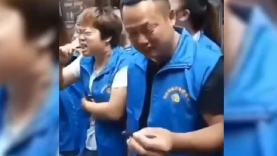 Trabajadores chinos comiendo peces vivos como castigo por su bajo rendimiento Trabajadores chinos comiendo peces vivos como castigo por su bajo rendimiento.