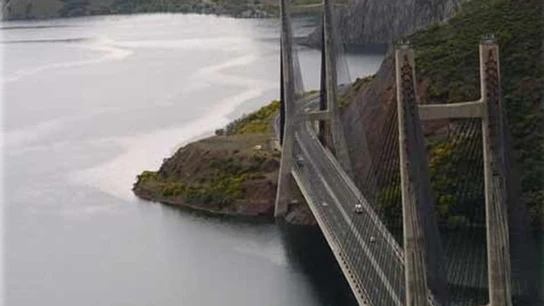 La carretera que cruza el embalse de Barrios de Luna, en León La carretera que cruza el embalse de Barrios de Luna, en León