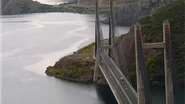 La carretera que cruza el embalse de Barrios de Luna, en León