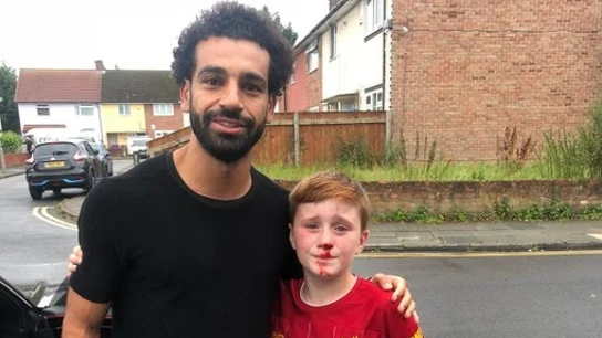 Salah se hace una foto con un joven aficionado Salah se hace una foto con un joven aficionado
