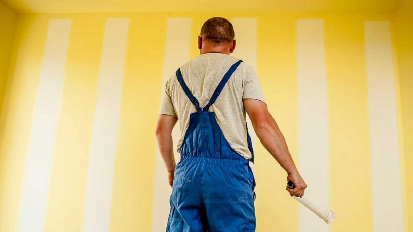 Hombre pintando una pared Hombre pintando una pared.