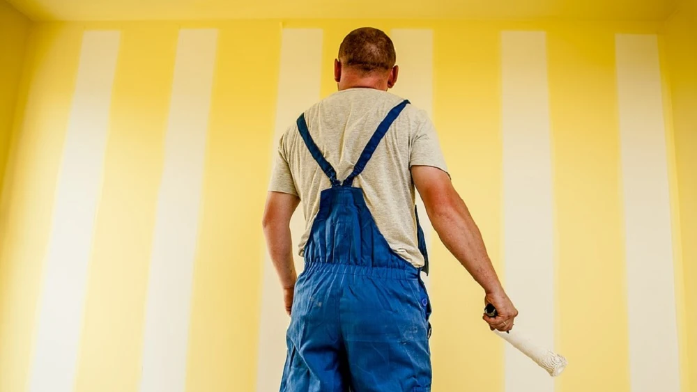 Hombre pintando una pared.