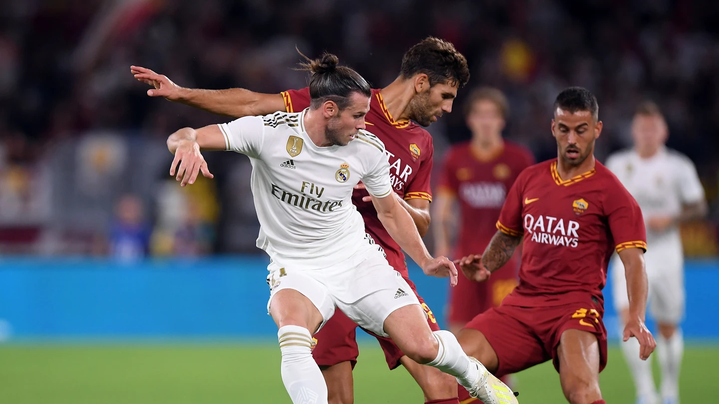 Bale lucha por la posesión del balón con los jugadores de la Roma Bale lucha por la posesión del balón con los jugadores de la Roma