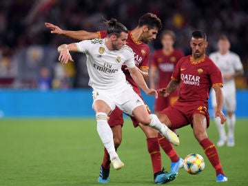 Bale lucha por la posesión del balón con los jugadores de la Roma Bale lucha por la posesión del balón con los jugadores de la Roma