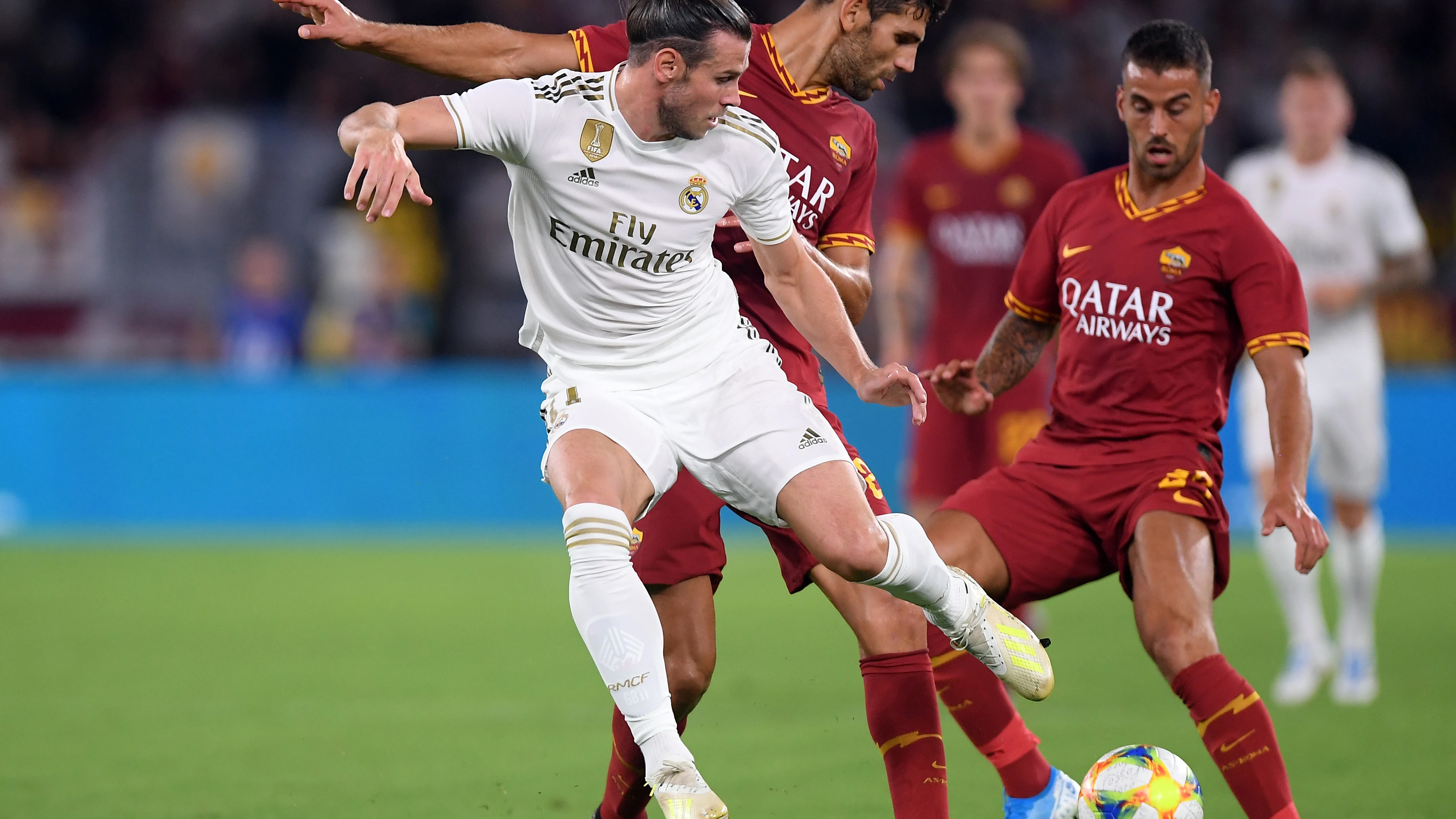 Bale lucha por la posesión del balón con los jugadores de la Roma