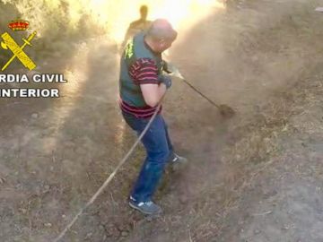 Agente de la Guardia Civil desenterrando la manguera enganchada al oleoducto Agente de la Guardia Civil desenterrando la manguera enganchada al oleoducto