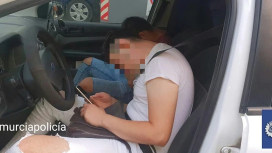 Dos jóvenes dormidos dentro de su coche en Murcia Dos jóvenes dormidos dentro de su coche en Murcia.