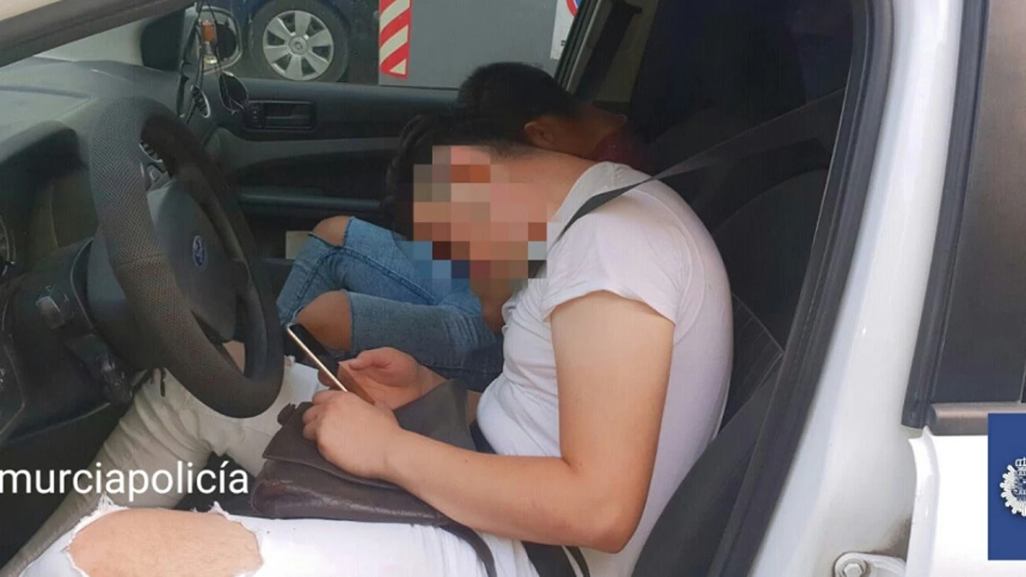 Dos jóvenes dormidos dentro de su coche en Murcia Dos jóvenes dormidos dentro de su coche en Murcia.