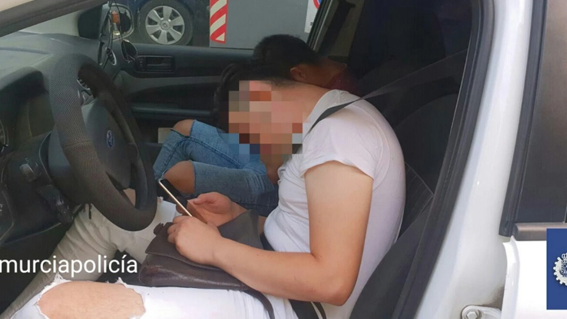 Dos jóvenes dormidos dentro de su coche en Murcia