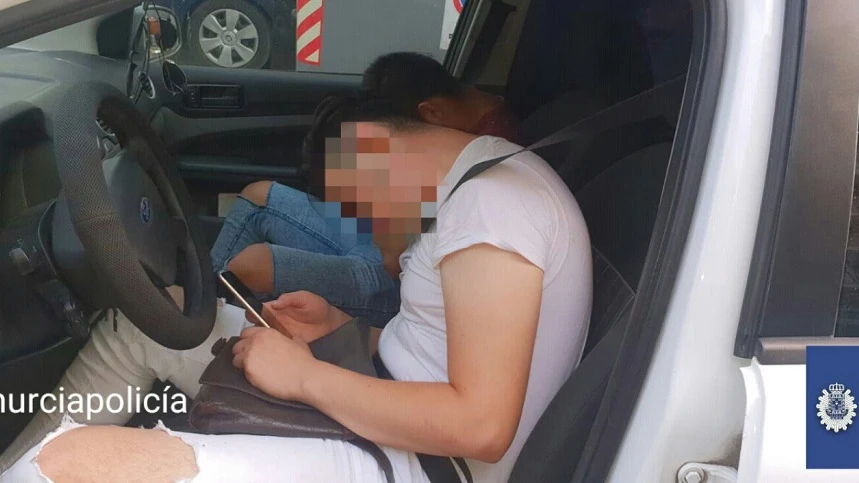 Dos jóvenes dormidos dentro de su coche en Murcia Dos jóvenes dormidos dentro de su coche en Murcia.