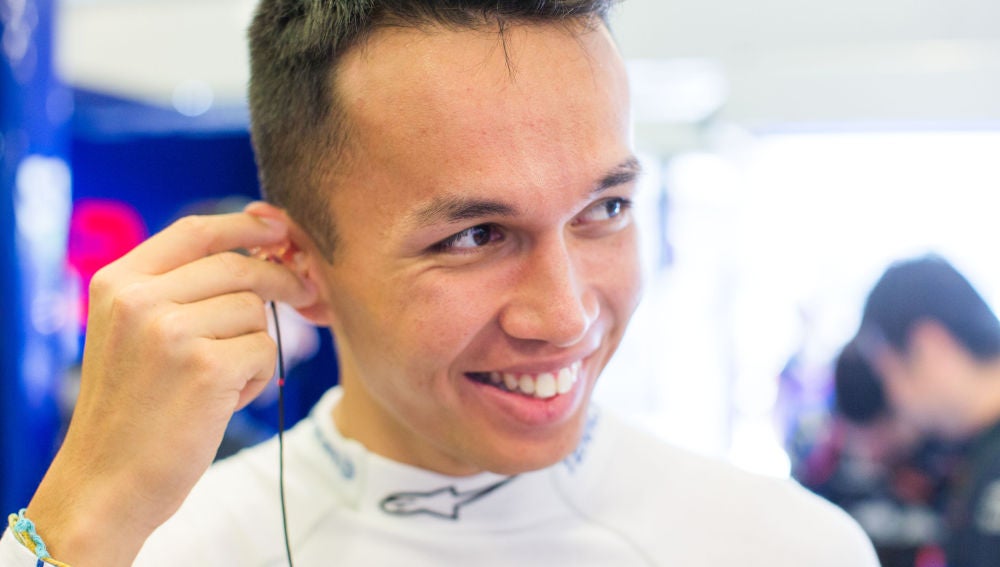 Albon sonriente en el box de Toro Rosso