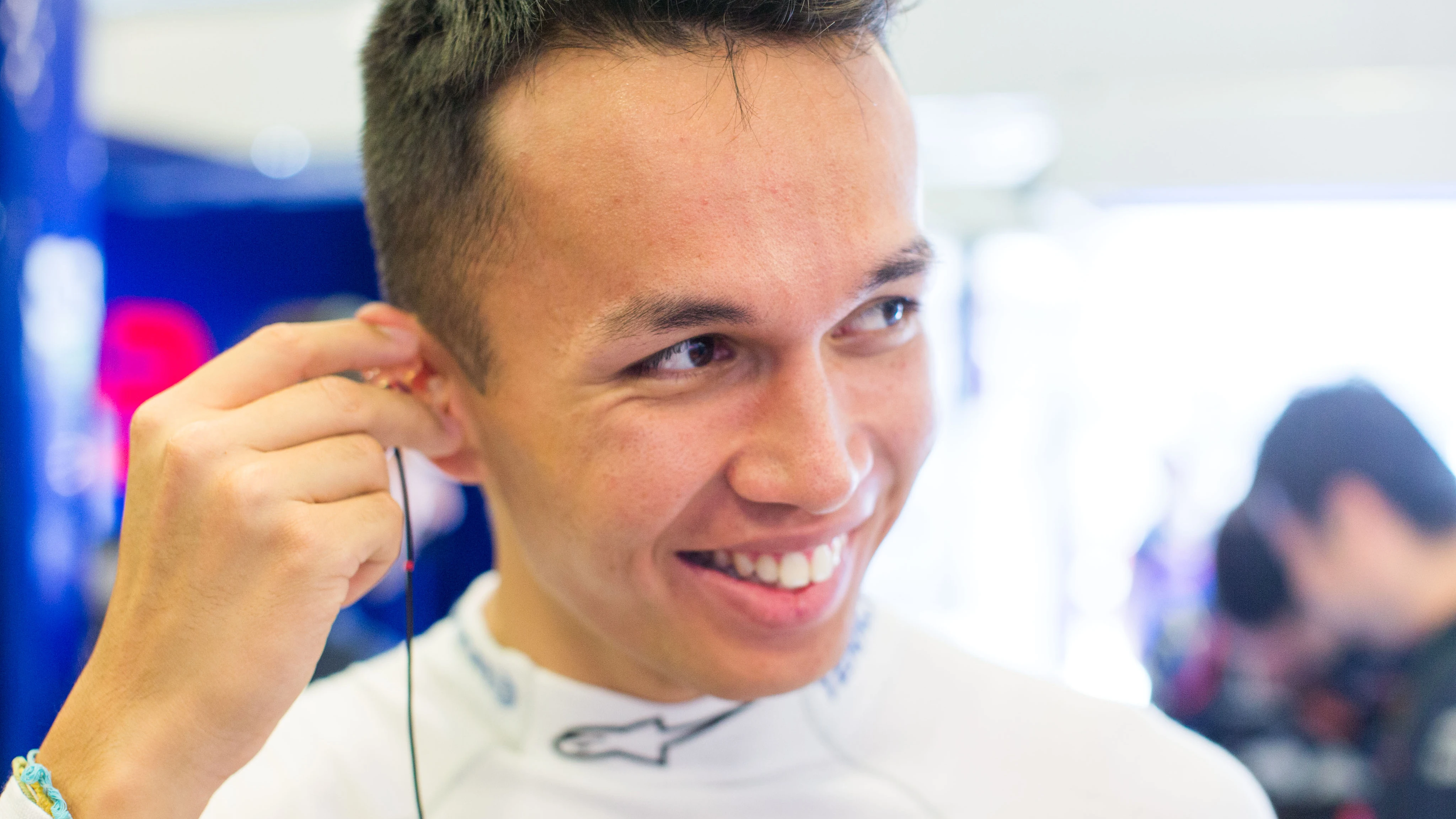 Albon, sonriente en el box de Toro Rosso