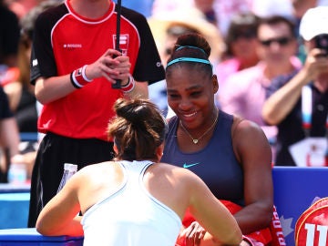 Serena Williams siendo consolada por Bianca Andreescu Serena Williams siendo consolada por Bianca Andreescu