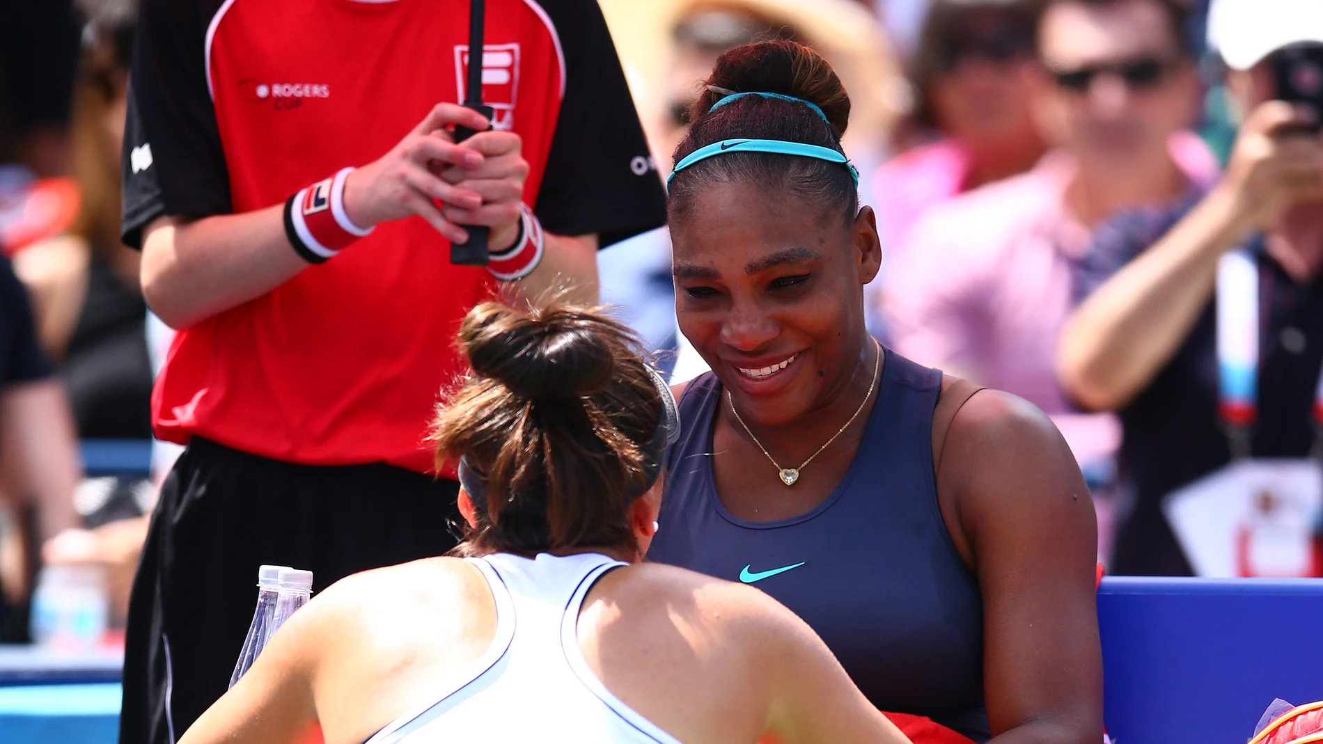 Serena Williams siendo consolada por Bianca Andreescu