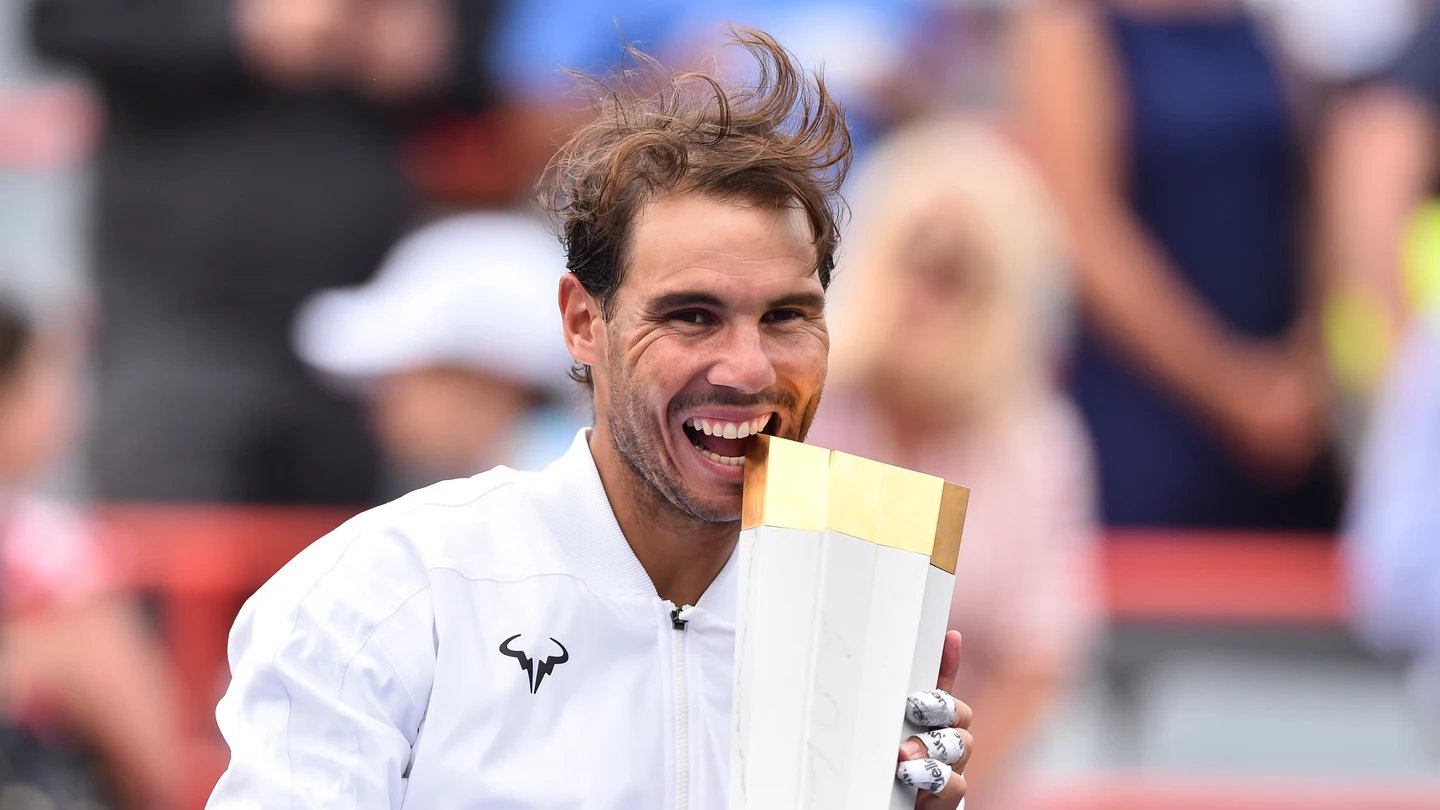 Rafa Nadal muerde el trofeo del Masters 1.000 de Montreal Rafa Nadal muerde el trofeo del Masters 1.000 de Montreal