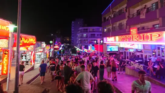 Magaluf abarrotado de turistas en plena temporada alta Magaluf abarrotado de turistas en plena temporada alta